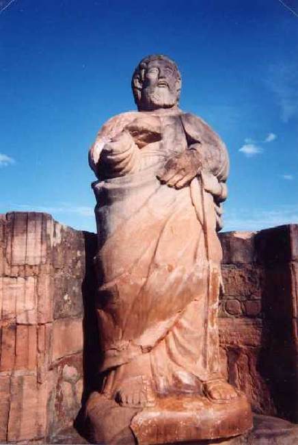 statue à l'air libre dans l'enceinte de l'église