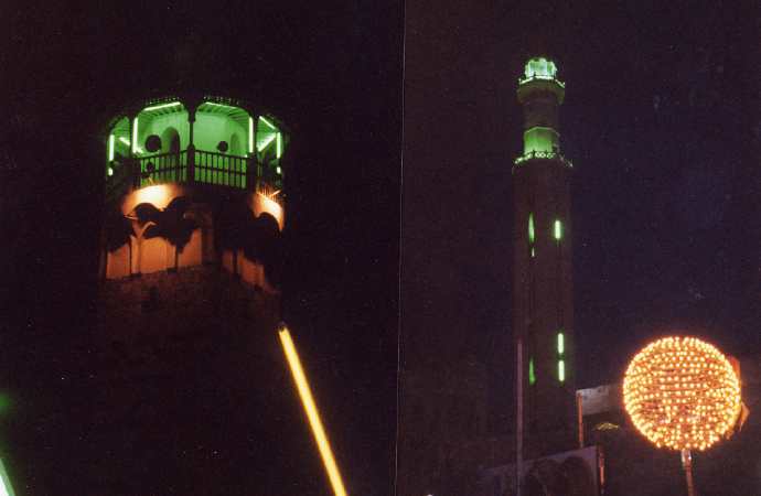 les minarets avec leur lumière verte la couleur de l'Islam